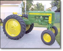 A later John Deere 420 Hi-Crop tractor, Photo by Bruce Meyer