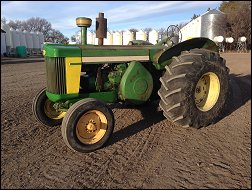 John Deere 820 