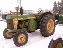 John Deere 820