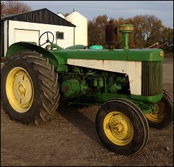 John Deere Model 830