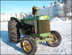 John Deere 830