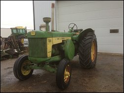 John Deere 830